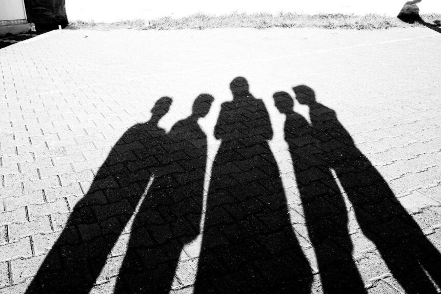 Jésus-ressuscité JEAN 20.19-31 JÉSUS AU MILIEU D’EUX